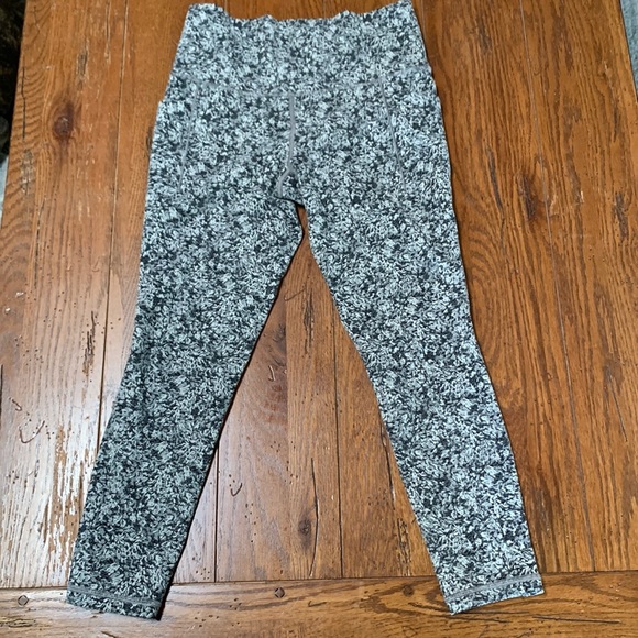 Athleta Salutation Stash 7/8 Tight Women’s Black & White Pattern Leggings Size S - Picture 2 of 10